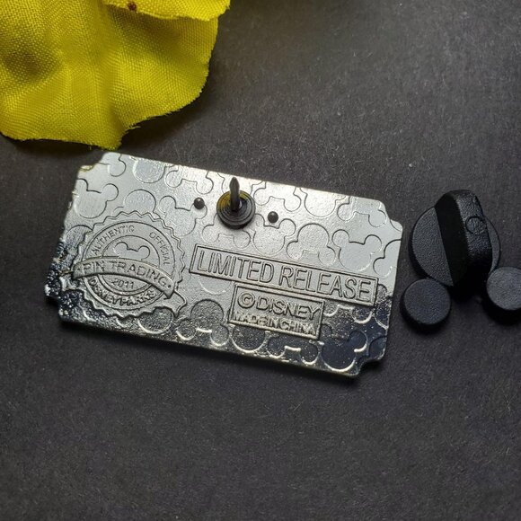 Disney Donald Duck Trading Pin Brooch Ticket 1971 Lapel Pin Jewelry Accessories - Picture 3 of 5